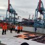 Kapal Trisula KPLP Temukan 7 Potong Pakaian Penumpang Sriwijaya Air