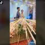 Tak Biasa! Pasangan Pengantin Buat Tradisi Tarik Bunga, Warganet: Jadi Aman