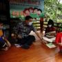 Pandemi Covid-19 Sekolah Tutup, Lurah Ini Buat Gazebo untuk Belajar Siswa