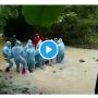 Video Petugas Ber-APD Gotong Peti Mati Pasien Covid-19 Seberangi Sungai