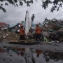 Waduh! Demi Bantuan Mie Instan, Korban Gempa Sulbar Cari KK di Reruntuhan