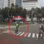 Nekat Terobos Lampu Lalu Lintas, Ojol Kena Seruduk TransJakarta