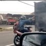 Unik Tapi Berbahaya, Pemotor Pegangan Truk di Jalan saat Kehabisan Bensin