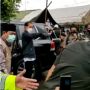 Presiden Jokowi Bagikan Donat untuk Korban Banjir, Publik Berdebat