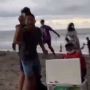 Pengunjung Pantai Panik karena Puting Beliung, Pria Ini Santai Beli Lumpia