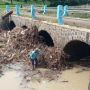Kisah Sunardi, Warga Sragen Ini Sendirian Singkirkan Sampah Nyangkut Sungai