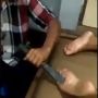 Gunakan Palu dan Alat Pahat, Aksi Tukang Pijat Ini Bikin Publik Ngilu