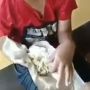 Viral Bocah Korban Banjir Makan Nasi Tanpa Lauk, Tangannya Jadi Sorotan