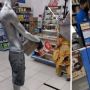 Haru! Kisah Manusia Silver Beli Sekotak Susu Bayi Pakai Uang Receh