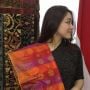 Kunjungi KBRI Kazakhstan, Dayana Berpose Pakai Tenun Melayu Riau