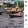 Terobos Banjir Kalsel, Aksi Pria Mendayung Perahu di Jalanan Disorot