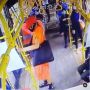 Viral! Penumpang Ini Terekam CCTV Curi Hand Sanitizer Trans Jakarta