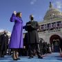 Tak Sembarangan, Ini Makna Mendalam Outfit Kamala Harris saat Pelantikan
