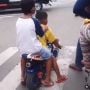 Aksi Nyeleneh 2 Bocah Berboncengan di Jalan Raya, Motornya Bikin Salfok