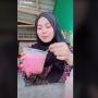 Pamer Es Buah, Aksi Ukhti Cantik Ini Berujung Bikin Publik Geleng Kepala