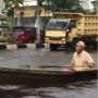 Potret Kakek Tua Pamer Naik Perahu saat Banjir Jadi Sorotan, Santuy Banget!