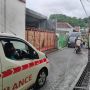 Gegara Aksi Parkir Ngawur, Ambulans Pengantar Jenazah Terjebak di Gang