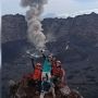 Viral Foto Pendaki di Kawah Gunung Raung saat Erupsi