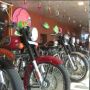 Lomba Makan Berhadiah Motor Royal Enfield, Siapa Mau?