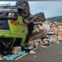 Viral Truk Terguling di Tawangmangu, Muatan Malah Dijarah