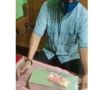 Pria Ini Ngaku Bisa Gandakan Uang, Publik Malah Prihatin dengan Sajadahnya