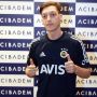 Resmi Berseragam Fenerbahce, Mesut Ozil Pamerkan Dua Jempol