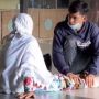 Viral Pemuda Pijat Kaki Ibu di Emperan Toko, Ya Allah Imam Impian Wanita