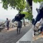Viral Pria Angkut Sepeda Motor Pakai Satu Tangan, 'Arti Bawa Motor Beneran'