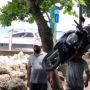 Viral Pria Santuy Panggul Sepeda Motor di Bali, Publik: Ini Baru Bang Jago