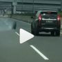 Ngeri! Video Ban Truk Lepas Nyaris Hantam Mobil Lain di Jalan Tol