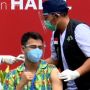 Disuntik Vaksin Covid-19 Tahap ke-2, Raffi Ahmad Acungkan Jempol