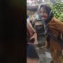 Awas Mewek! Viral Video Nenek Tua Renta Tawarkan Gendong Barang di Pasar