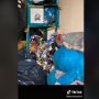 Masuk Kamar Tetangga Satu Kos, Cewek Ini Syok Temukan Koleksi Sampah