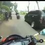 Detik-detik Pemotor Nyaris Menjemput Maut, Bikin Deg-degan
