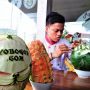 Kenalan dengan Chef Yanto, Si Pengukir Buah, Pernah Lukis Ahok dan Sule