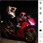 Potret Ghea Youbi Pose dengan Motor, Awas Jangan Salah Fokus!