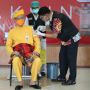 Terima Vaksin Kedua, Gubernur Jateng Ganjar Pranowo Pakai Baju Adat Riau