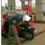 Video Pemotor Pusing Tujuh Keliling Cari Cara Buka Jok Honda Scoopy di SPBU