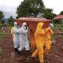 Keluarga Gotong Jenazah Covid-19 Dari Rumah Sakit: Tak di Swab, Dikubur Sesuai Prokes?