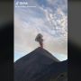 Gunung Erupsi, Pendaki Ini Sibuk Bikin Konten Sambil Kegirangan