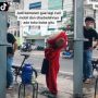 Viral Pemuda Tolong Bocah yang Jadi Badut Boneka, Aksinya Bikin Terharu