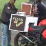Antimainstream! Tukang Cilok Jualan Pakai Motor Gede, Publik Heran