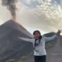 Lihat Gunung Berapi Meletus Saat Mendaki, Wanita Ini Malah Kegirangan