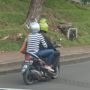 Viral Orang Pakai Helm Bentuk Ceret, Netizen: Biar Kalau Ngopi Engga Susah