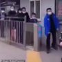 Viral Video Orang Jalan Seperti Penguin Usai Anal Swab Covid-19, Benarkah?