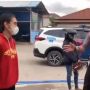 Pengendara Kena Tegur Gegara Tak Pakai Helm, Nasihat Polisi Ini Bikin Baper