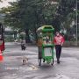 Viral Tukang Bubur Disambut Kucing Liar, Warganet: Kucing Bawa Rezeki