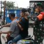 Cara Anggota TNI Pasangkan Masker ke Pemotor Bikin Ngakak, Untung Tak Jatuh
