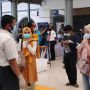 Screening COVID-19, Calon Penumpang di Stasiun Senen Antre Ikuti Tes Genose