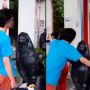 Viral Perempuan Diam-Diam Rekam Cowok Ganteng di SPBU, Malah Kena Semprot